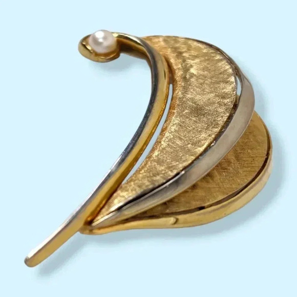 Vintage Boucher Gold Tone Pearl Swirl Brooch - Picture 3 of 7
